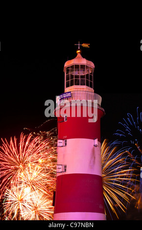 Britische Meisterschaften Feuerwerk aus Plymouth Hacke mit Smeatons Tower in der Forground gesehen Stockfoto