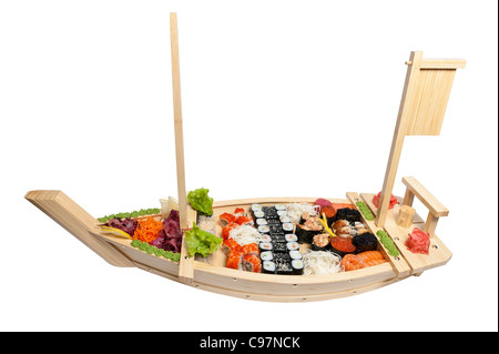 Satz von Sushi auf Holzständer in Form des Bootes isoliert auf weiss Stockfoto