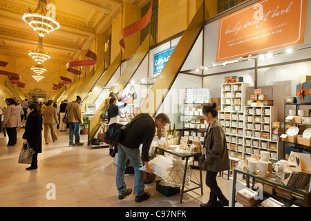 Käufer suchen der Grand Central Urlaub Messe in Vanderbilt Hall im Grand Central Terminal in New York Stockfoto