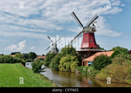Zwei Windmühlen, Greetsiel, Ostfriesland, Niedersachsen, Deutschland Stockfoto