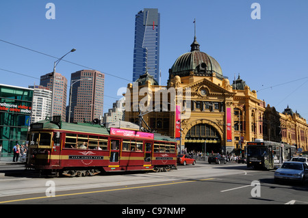 Eine der acht renovierten Straßenbahnen der W-Klasse (1936 bis 1956), die in der Nähe des Bahnhofs Flinders in Melbourne im australischen Bundesstaat Victoria verkehren Stockfoto