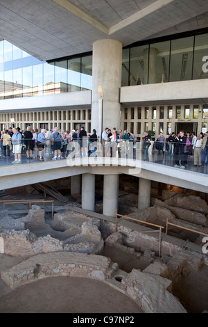 Antike Athen ergab unter dem neuen Akropolis-Museum, entworfen von dem Architekten Bernard Tschumi Athens Greece. Foto: Jeff Gilbert Stockfoto