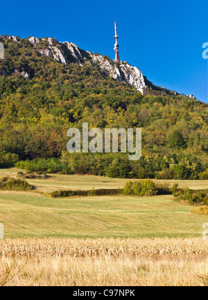 TV-Turm über dem schönen Klippen, Forrest & Felder auf Kalnik Berg, Prigorje Grafschaft, Kroatien - vertikal Stockfoto