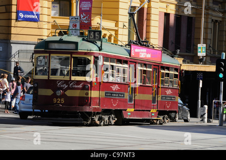 Eines der acht renovierte W-Klasse Straßenbahnen (1936 bis 1956) Betrieb in Melbourne, Australien Stockfoto