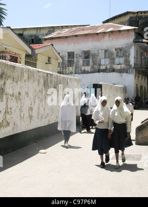 Afrika. Zanzibar. Stone Town. Mädchen, die Schule verlassen. Stockfoto