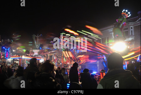 Alle Lichter und Farben der Loughborough Straßenfest. Das Zentrum der Stadt wird eine massive Straßenfest jedes Jahr im November. Stockfoto