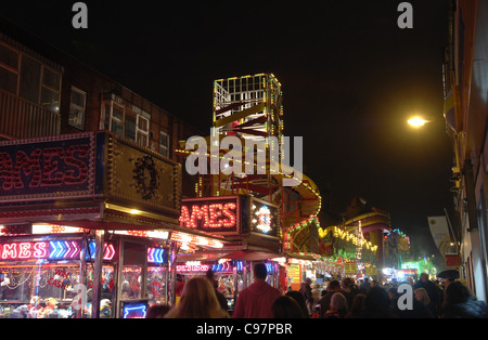 Alle Lichter und Farben der Loughborough Straßenfest. Das Zentrum der Stadt wird eine massive Straßenfest jedes Jahr im November. Stockfoto