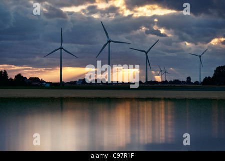 Windkraftanlagen in der Kaiser-Wilhelm-Koog, Dithmarschen, Schleswig-Holstein, Deutschland Stockfoto