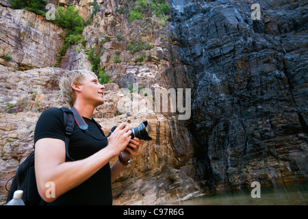 Touristischen blickte zu Twin Falls Wasserfall im Kakadu-Nationalpark, Northern Territory, Australien Stockfoto