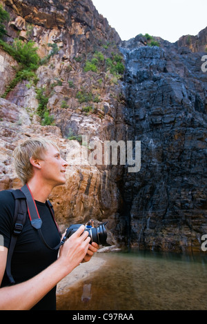 Touristischen blickte zu Twin Falls Wasserfall im Kakadu-Nationalpark, Northern Territory, Australien Stockfoto