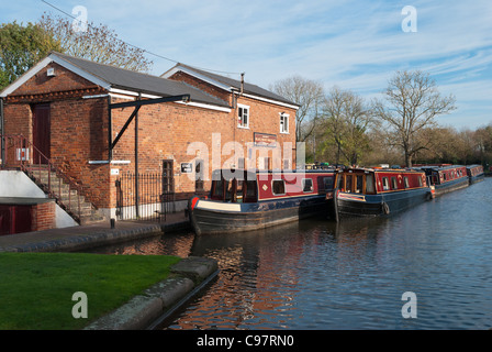 Schmale Boote, die im Besitz von Black Prince Urlaub am Birmingham und Worcester-Kanal bei Stoke Stand in der Nähe von Droitwich in worcestershire Stockfoto