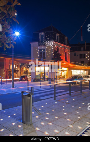 In Vichy, die Straße von Paris bei Nacht (Allier - Frankreich). Ein Vichy, la rue de Paris de Nuit (Allier 03 - Frankreich). Stockfoto