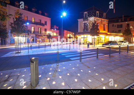 In Vichy, die Straße von Paris bei Nacht (Allier - Frankreich). Ein Vichy, la rue de Paris de Nuit (Allier 03 - Frankreich). Stockfoto