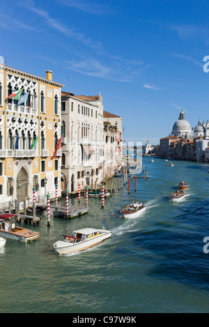 Wassertaxen am Canal Grande von Ponte Dell' Accademia-Brücke mit Chiesa di Santa Maria della Salute im Hintergrund von Stockfoto