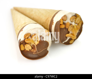 Schokolade und Vanille-Eis mit Waffelhörnchen Stockfoto