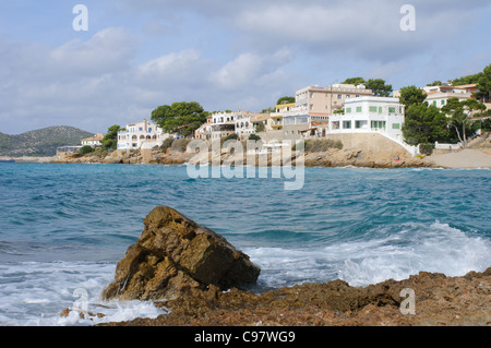 Sant Eim auf Mallorca / Mallorca eine entspannte resort mit Blick auf die Insel Sa Dragonera. Stockfoto