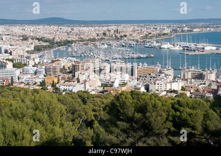 Blick auf das Kapitol der mediterranen Insel Mallorca Palma / Mallorca vom Castillo de Bellver mit Blick auf den Hafen Stockfoto