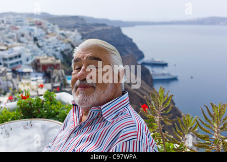 Schauspieler Mario Adorf auf einer Terrasse in der Nähe von Fira (anlässlich der Dreharbeiten für die ARD Degeto-Mona Filmproduktion) Santorini Griechenland Euro Stockfoto