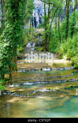 Die kaskadierende Wasser fällt von Baume-Les-Messieurs. Stockfoto