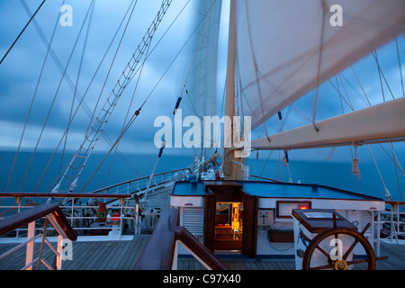 Dawn an Bord Segeln Kreuzfahrtschiff Star Flyer (Star Clippers Kreuzfahrten), Pazifischen Ozean in der Nähe von Costa Rica, Mittelamerika, Amerika Stockfoto