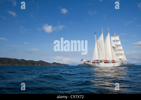 Kreuzfahrtschiff Star Flyer (Star Clippers Kreuzfahrten) unter vollen Segeln Isla Tortuga Puntarenas Costa Rica Mittelamerika Amerika segeln Stockfoto