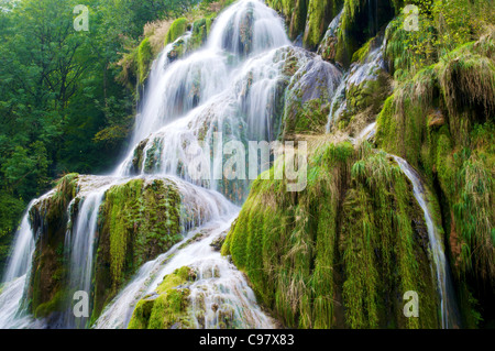 Die kaskadierende Wasser fällt von Baume-Les-Messieurs. Stockfoto