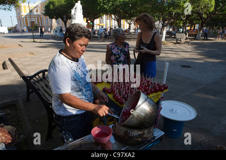 Kandierte Äpfel zum Verkauf im Markt stehen im Parque Central Park, Granada, Granada, Nicaragua, Mittelamerika, Amerika Stockfoto