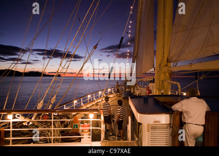 Brücke und Bug des Segelns Kreuzfahrtschiff Star Flyer (Star Clippers Kreuzfahrten) in der Abenddämmerung El Coco Guanacaste Costa Rica Mittelamerika bin Stockfoto