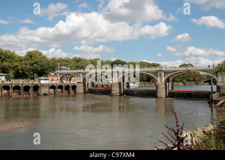 Schloss Richmond und Fußgänger Fußgängerbrücke über die Themse in Richmond, South West London, UK. Stockfoto