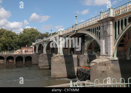 Schloss Richmond und Fußgänger Fußgängerbrücke über die Themse in Richmond, South West London, UK. Stockfoto