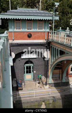 Detail der Teil des Richmond-Sperre von der Fußgänger Fußgängerbrücke über den Fluss Themse in Richmond, South West London, UK. Stockfoto