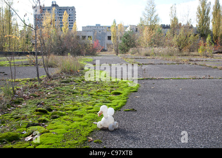 Kinder Spielzeug Ente aufgegeben am Leninplatz, Sperrzone von Tschernobyl Pripjat Ukraine Stockfoto