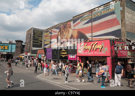 Blick entlang der Camden High Road, in der Nähe von Camden Market, in Camden Town, London, UK Stockfoto