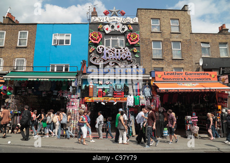 Der "Berg der Jeans" Shop & Übel von der Nadel tattoo Stube auf Camden High Street, Camden Town, London, UK Stockfoto