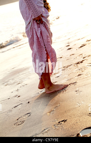 Junge Frau mit einem abendlichen Spaziergang entlang der Elbe in Hamburg, Norddeutschland Stockfoto