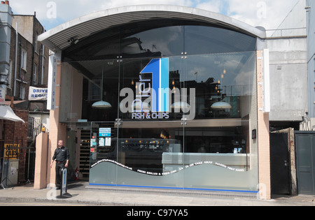 Das Pier 1 Fish &amp; Chips-Restaurant im Hawley Halbmond in der Nähe von Camden Market, in Camden Town, London, UK Stockfoto