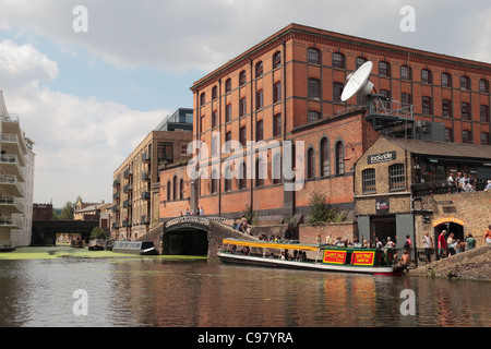 Blick entlang des Regent es Canal, Camden Schlösser in der Nähe von Camden Market, in Camden Town, London, UK Stockfoto