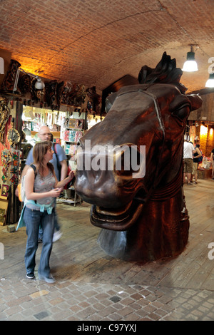 Pferdekopf Skulptur in The Stables Market, Camden Market, in Camden Town, London, UK Stockfoto