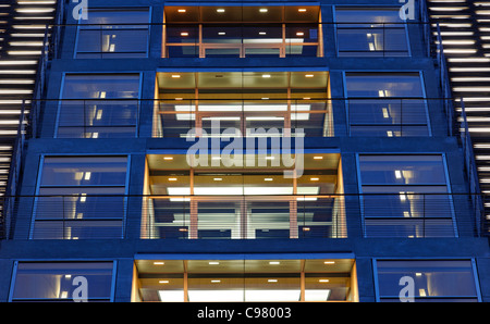 Dockland Bürogebäude in der Abenddämmerung, Neumühlen, Hamburg, Deutschland, Europa Stockfoto