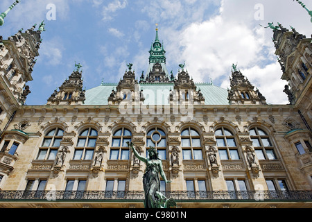 Der historische Hygieia-Brunnen im Innenhof des Rathauses in Hamburg, Deutschland, Europa Stockfoto