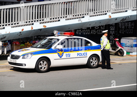 Südkoreanische Polizei stoppen Fahrzeuge für Kontrollen in Busan. Stockfoto