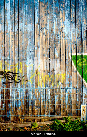 Blaue Marode Holzwand;  Blaue faulen Holzwand Stockfoto