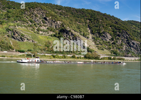 Frachter auf der Fluss Rhein, Bacharach, Rheinland-Pfalz, Deutschland Stockfoto