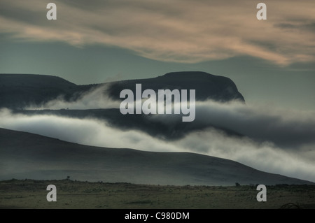 Launisch Highveld Landschaft mit tief liegenden Wolken und Ferne Bergketten Stockfoto