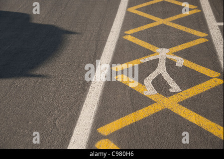 Markiert eine sichere Zone für Fußgänger zu Fuß auf dem Boden mit einem Symbol, UK Stockfoto