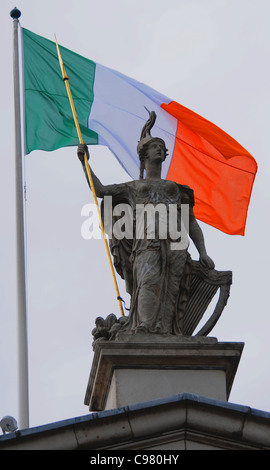 DIE FLAGGE DER REPUBLIK IRLAND FLIEGT ÜBER DAS GENERAL POST OFFICE IN DUBLIN Stockfoto