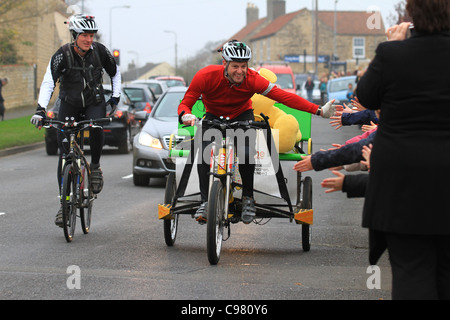 BBC One, One Show Presenter, Matt Baker, Lincoln, Children in Need, Rikscha-Herausforderung, Radfahren, Moderatorin, Schulen, Schenken, Wohltätigkeitsorganisation, Fundraising, Mat Stockfoto