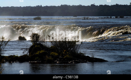 DER FLUSS IGUAZU IN VOLLER FLUT STÜRZT AUF DER ARGENTINISCHEN SEITE DER IGUAZU WASSERFÄLLE Stockfoto