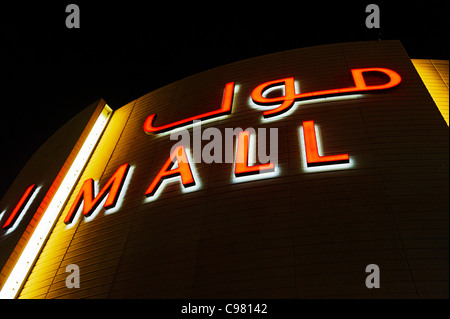 DUBAI MALL Neon Schilder, größte Einkaufszentrum der Welt, Downtown Dubai, Dubai, Vereinigte Arabische Emirate, Naher Osten Stockfoto