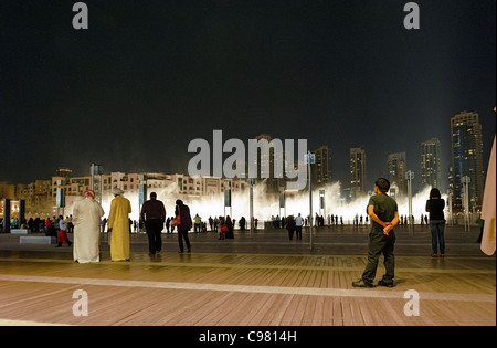 Dubai Springbrunnen, der weltweit größte Licht und Wasser zeigen, Business Bay District, Downtown Dubai, Dubai, Vereinigte Arabische Emirate Stockfoto